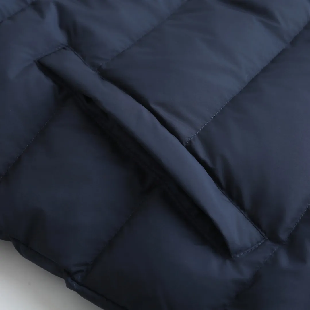 P890 Ralph Lauren Lightweight Down Jacket] Nylon fabric has good windproof and waterproof properties, which can effectively block the intrusion of wind and rain from the outside and keep the inside dry, suitable for wearing in humid or rainy environments.  The red label on the chest is made with an imported MECLO embroidery machine. The original pattern is scanned first, and then high-quality silk thread is used to make a pattern. The density effect is adjusted by continuous pattern making.  Exquisite details: the zipper design is simple and elegant, easy to operate; the closing design of the cuffs and hem effectively prevents the intrusion of cold wind, improving the warmth and comfort of wearing.  High-quality filling: 90 white duck down is selected, with a weight of 260g, ensuring excellent thermal insulation performance. After strict screening and processing, the velvet is not easy to drill, ensuring durability. The hangtags, wash marks, air holes, and four-button buttons are all customized from the original one-to-one mold.    Size: S M L